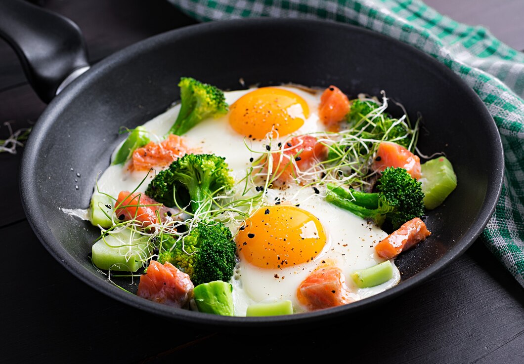 ¿Cómo preparar huevos según una receta saludable baja en carbohidratos?
