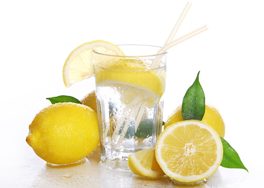 El poder del agua de limón estimula y limpia el hígado