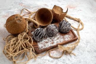 Čokoládové kokosové keto tukové bomby