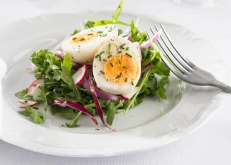 How do you cook an egg to maximize its nutritional value?