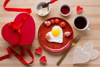 Los huevos tienen un efecto positivo en la salud del corazón ya que contienen grasas insaturadas y nutrientes importantes como el folato y los ácidos grasos omega-3